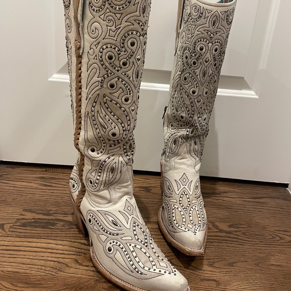 Corral White Laser Embroidery Studs Tall Top G1549